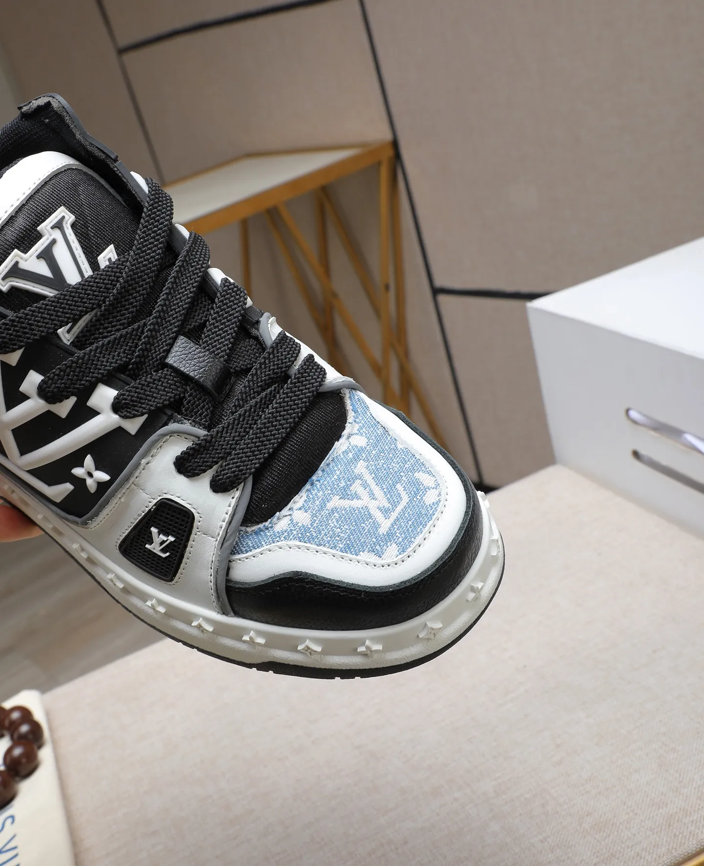 Men's men's shoes 💰640 LV are novel and fashionable, the uppers are made of imported cowhide, and they have a super trendy design! It’s eye-catching! The leather is soft, delicate, shiny and translucent, showing the ultimate hand-made craftsmanship, the tongue has the LV logo, and the mesh upper is soft, comfortable and breathable! Size: 38-44 (45 customized